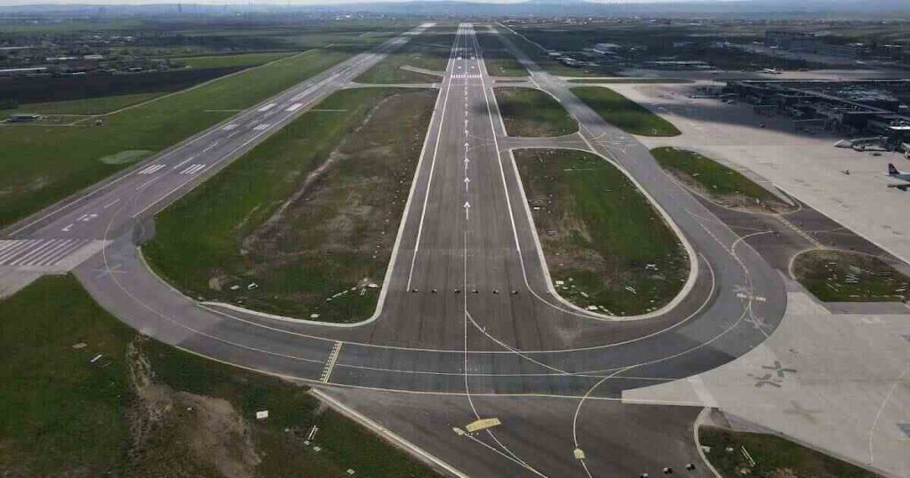 Large Airports Runway Area